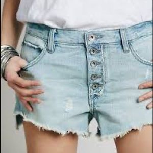 Free People runaway shorts Sz 25 NWOT Light wash